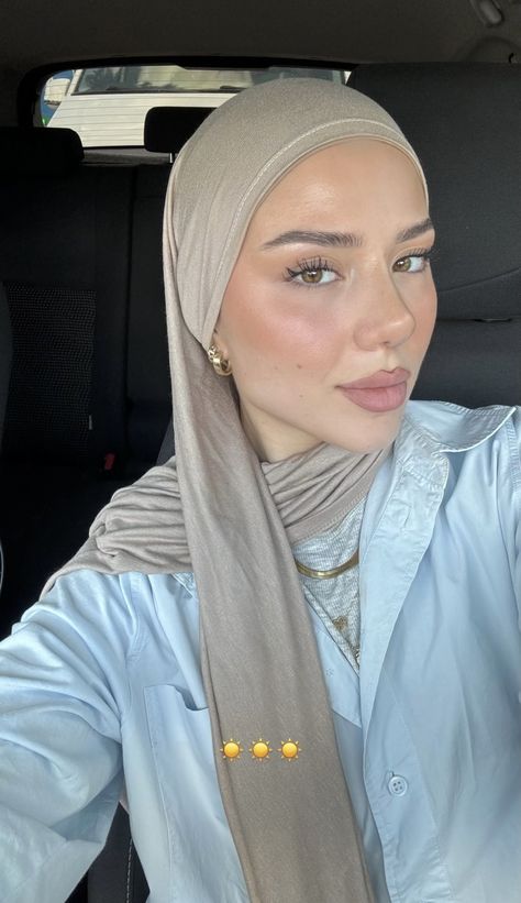 Abaya Style Dubai, Baddie Hijabi Outfits, White Hijab, Hijab Makeup, Turban Hijab, Hijab Style Tutorial, Arabian Beauty Women, Modest Fits, Hijabi Style