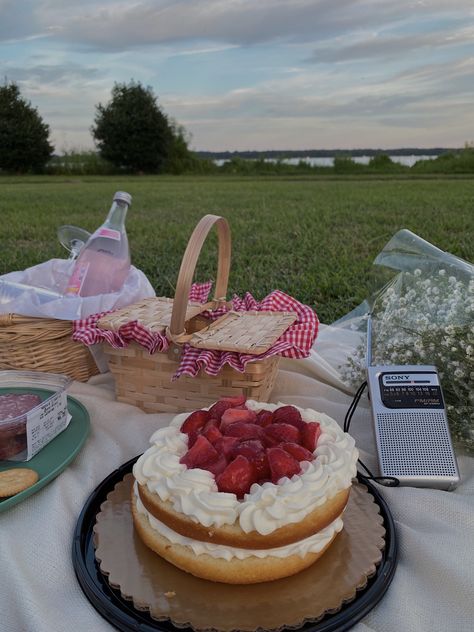 Cottage Picnic Aesthetic, Flower Season Mood Food, Strawberry Shortcake Picnic, Picnic Core Aesthetic, Picnic Cake Aesthetic, Gracyn Core, Lisa Core Aesthetic, Annalise Core, Caitlin Food