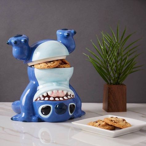 Casa Disney, Tema Disney, Disney Rooms, Lilo Et Stitch, Disney Home Decor, Cute Stitch, Disney Decor, New Ceramics, Lilo Stitch