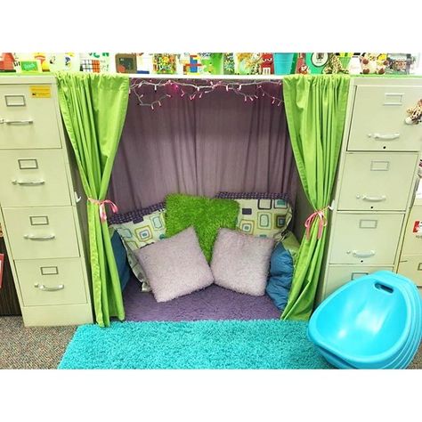 A gorgeous reading nook from a first grade teacher in Kansas… Classroom Reading Nook Ideas, Reading Nook For Classroom, Kids Classroom Design, Prek Classroom Setup, Daycare Classroom Setup, Classroom Reading Nook, Classroom Design Ideas, Fun Classroom Decor, Kindergarten Classroom Design