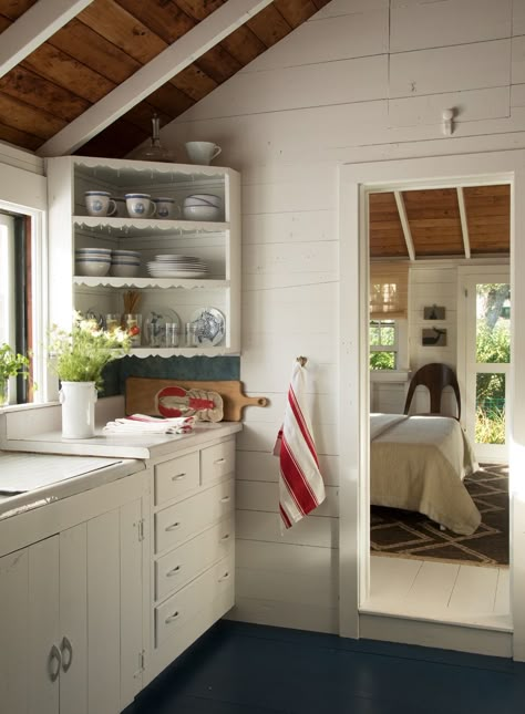 Nantucket Cottage — Kevin Isbell Interiors Cape Cod Cottage Kitchen, East Coast Cottage Interiors, Cape Cod Cottage Interiors, New England Cottage Interiors, Nantucket Cottage Interiors, Cape House Interior Design, Nantucket Homes, Maine Cottage Interiors, New England Interior Design