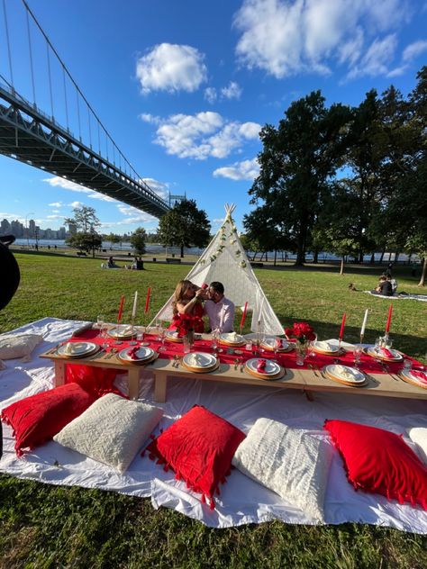 Picnic in the park is a perfect away to celebrate just about anything. #valentinesdaydecorations #nycpicnic #picnic #surpriseideas #valentine #picnicinthepark #outdooractivity #february #tablesettingideas #birthday #anniversary #datenightideas #brunch #engagement Christmas Picnic Ideas Outdoor, Pick Nick Aesthetic, Red Picnic, Christmas Picnic Ideas, Christmas Picnic, Picnic Party Favors, Cheap Wedding Table Centerpieces, Picnic Birthday Party, Vision Board Party