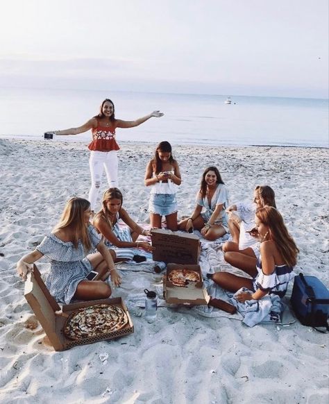 beach picnics Beach Friends, Wallpaper Tumblr, Bff Pictures, Best Friend Goals, Summer Bucket Lists, Best Friend Pictures, Beach Picnic, Summer Pictures, Best Friends Forever