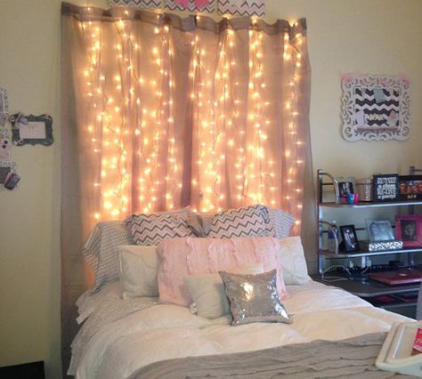 15 DIY Curtain Headboard With Christmas Lights Bedroom With Lights, Zimmer Diy, Girl Bedroom Designs, Teen Room Decor, Teen Room, Dream Rooms, My New Room