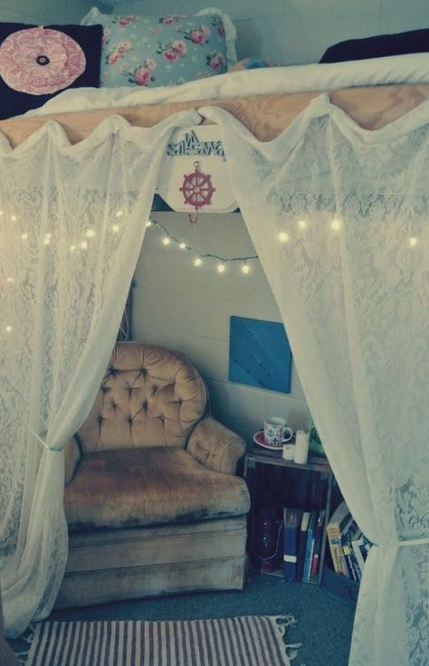 Cute reading nook for dorm room Dorm Hacks, Dream Dorm, Dorm Sweet Dorm, Dorm Inspiration, Dorm Room Storage, College Living, College Planning, College Stuff, Dorm Living