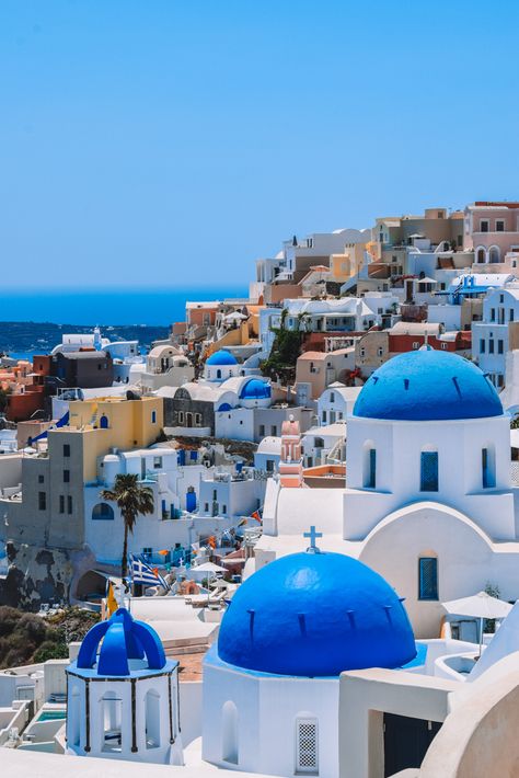 The blue roofs of Santorini Where To Stay In Santorini, Kamari Beach, Costa Rica Beaches, Dream Vacation Spots, Blue Roof, Beautiful Churches, Around The World In 80 Days, Beyond The Sea, Jet Plane