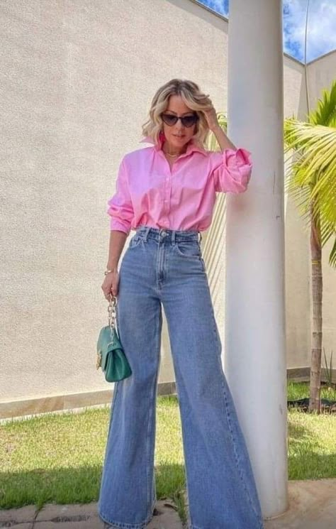 Ideas para usar pantalones acampanados después de los 30 | Es la Moda Barbiecore Outfit, Wide Leg Outfit, Wide Leg Jeans Outfit, Outfits Con Jeans, Elegante Casual, Outfit Jeans, Mode Casual, Fashion Mistakes, Looks Chic