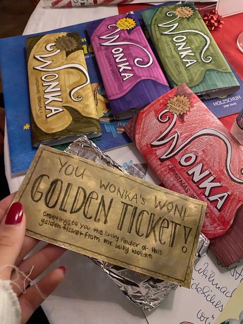 Willy Wonka Chocolate, Wonka Party, Chocolate Bars Gift, Paper Birthday Cards, Willy Wonka Party, Wonka Chocolate, Albanian Quote, Netflix Codes, Chocolate Card