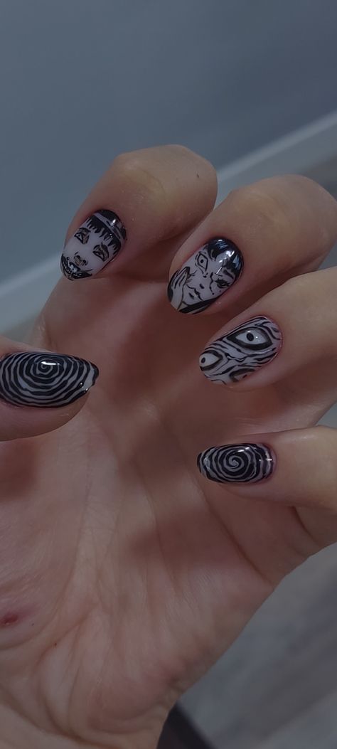 Juji ito nails Junji Ito Acrylic Nails, Junkies Ito Nails, Uzumaki Junji Ito Nails, Tomie Inspired Nails, Tomie Junji Ito Nails, Short Nail Aesthetic Designs, Junji Ito Inspired Nails, Anime Short Nails, Manga Nail Art