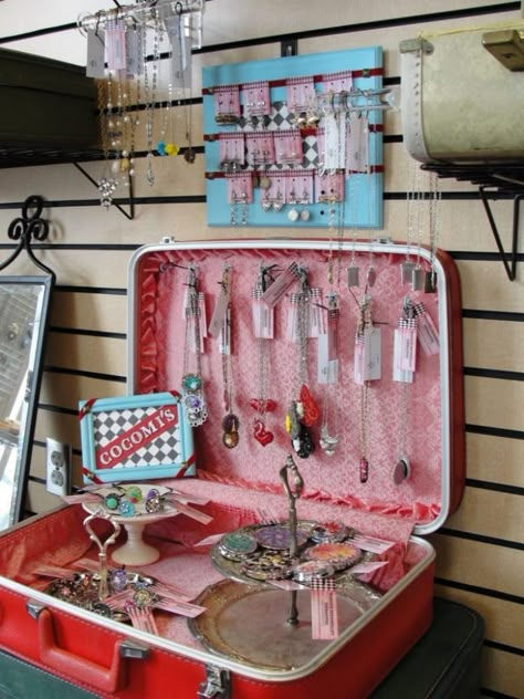 Suitcase Display, Jewelry Box Plans, Vendor Displays, Jewerly Displays, Craft Fairs Booth, Craft Booth Displays, Diy Jewelry Display, Old Suitcases, Craft Fair Displays