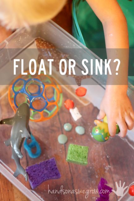 Activity for toddlers - does it float or sink? Speak Spanish with your kids as you do this activity! You can find vocab for sink/float and other water games in English and Spanish at http://spanishplayground.net/water-games-spanish-vocabulary/ http://handsonaswegrow.com/water-play-experiment-float-sink/ Sink And Float Preschool, Float Or Sink, Toddler Science, Water Unit, Water Experiments, Science For Toddlers, Science Games, Attention Grabber, Water Games