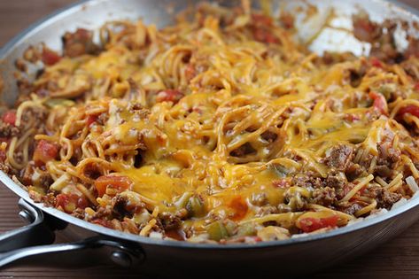 One Pan Skillet Spaghetti Recipe - Cully's Kitchen Skillet Spaghetti, Ground Beef Skillet, Beef Skillet, Grandmothers Kitchen, Cabbage And Sausage, One Pot Dinners, Spaghetti Recipe, Slow Cooker Pulled Pork, Pot Dinners