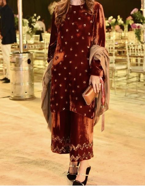 Welwet Suit Design, Welwet Dress, Lohri Outfits, Velvet Frock Design, Stylish Velvet Dress, Valvet Dress, Pakistani Dress Design Ideas, Velvet Pakistani Dress, Velvet Frock