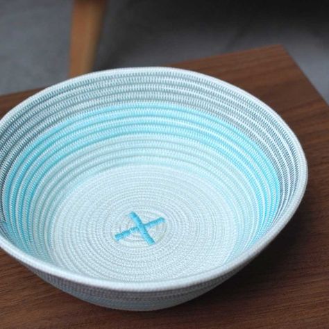 Easy DIY Rope Bowl Guide for Modern Quilters: Start to Finish Rope Bowls Diy, Rope Bowls Ideas, Diy Rope Bowl, Hero Crafts, Rope Bowls, Diy Rope Basket, Coiled Fabric Basket, Diy Bowl, Rope Baskets