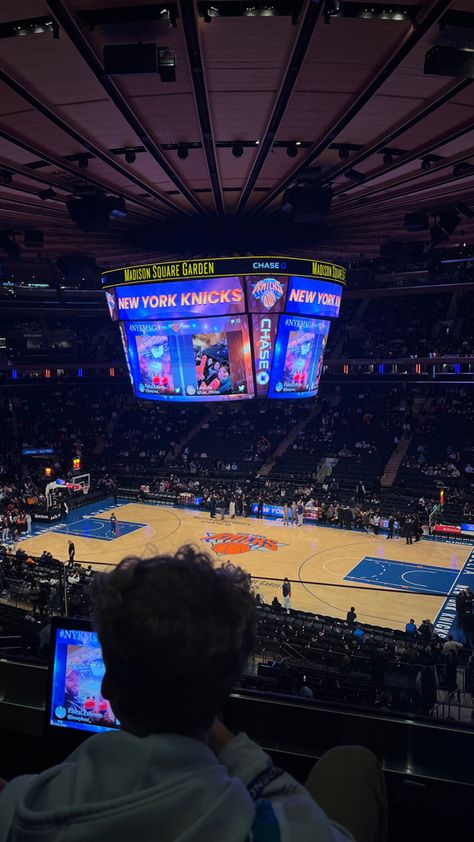 New York Madison Square Garden, Madison Square Garden Basketball, New York Knicks Aesthetic, Madison Square Garden Aesthetic, Nba Game Aesthetic, Nba Wife Aesthetic, Nba Wife, Dr Aesthetic, Basketball Aesthetic