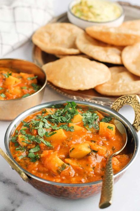 Aloo Rasedar is a quick and easy potato curry in a tomato-ginger gravy heartily seasoned with Indian spices. Potato Gravy Recipe, Ministry Of Curry, Potato Gravy, Recipe Instant Pot, Aloo Recipes, Nourishing Meals, Healthy Indian Recipes, Ginger Sauce, Recipe Indian