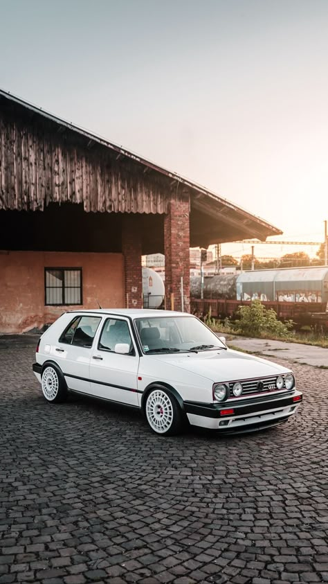 Volkswagen Vintage, Golf Gti Mk1, Car Side View, Volkswagen Golf Mk1, Datsun Car, Vintage Wallpapers, Vw Golf Mk4, Vw Art, Golf Mk1