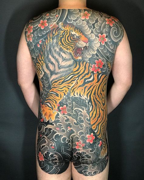 Tattoo At The Back, Tiger Back Tattoo, Tokyo Tattoo, Suit Tattoo, Japanese Leg Tattoo, Traditional Japanese Tattoo Designs, Bum Tattoo, Back Piece Tattoo, Vietnam Art