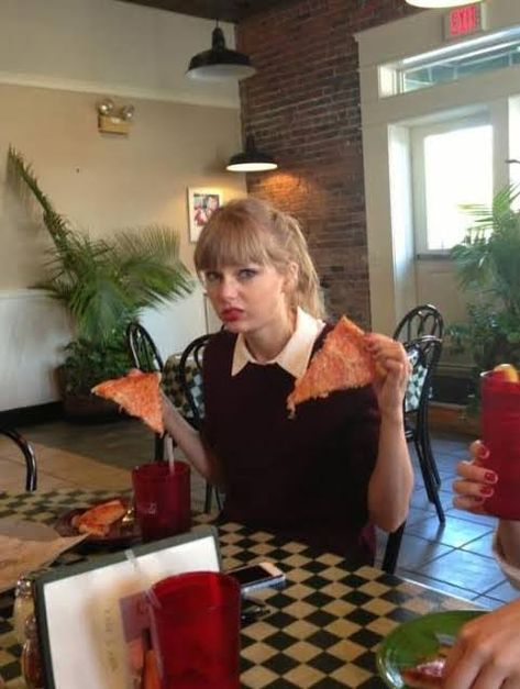 Taylor Swift Eating, Cute Taylor Swift, Eating Pizza, Taylor Swift 13, So Funny, Food Network Recipes, Taylor Swift, Swift, Pizza