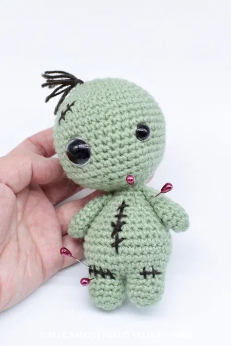 Mummy Crochet Free Pattern, Crochet Dracula Free Pattern, Free Zombie Crochet Patterns, Amigurumi Voodoo Doll Free Pattern, Crochet Pagan, Creepy Amigurumi, Doll Amigurumi Free Pattern, Yellow Yarn, Doll Patterns Free