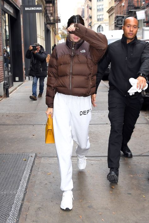 10 Practical Rainy-Day Outfits to Steal From Celebrities in 2021 | Glamour Brown North Face Puffer, North Face Jacket Outfit, Kendall Jenner Outfits Casual, Brown North Face, Doudoune The North Face, Puffer Outfit, Stile Kendall Jenner, Brown Puffer Jacket, North Face Outfits