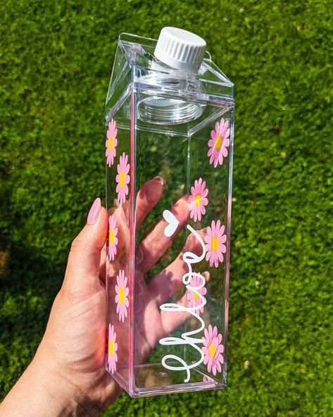 Water bottle in a carton shape with flowers and personalized name Cute Milk Carton, Flower Water Bottle, Cute Milk, Clear Water Bottle, Trendy Water Bottles, Tiffany Blue Box, Best Gift For Wife, Cute Coffee Cups, Cute Water Bottles