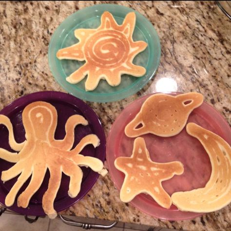 Pancake art with pancake pen Pancake Art Aesthetic, Fun Shaped Pancakes, Easy Pancake Shapes, Pancake Art Easy, Pancakes Designs, Pancake Art Ideas, Pancake Drawing, Pancake Designs, Pancake Shapes