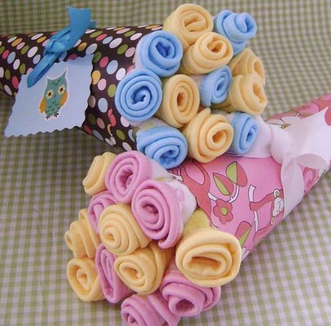 Washcloth Bouquet, Baby Washcloth, Shower Bebe, Crafty Gifts, Cadeau Diy, Baby Diy, Wrapping Ideas, Baby Shower Diy, Baby Crafts