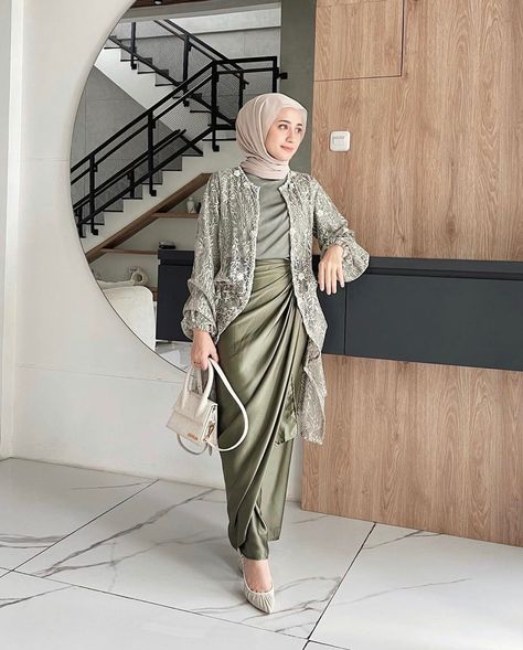 Dress Wisuda, Kebaya Brokat Modern, Kemeja Denim, Dress Muslim Modern, Kondangan Outfit, Braidsmaid Dresses, Kebaya Modern Dress, Rok Outfit, Kebaya Brokat