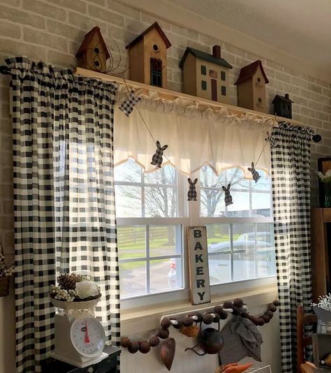 Kitchen Curtain Ideas Farmhouse, Beautiful Small Kitchens, Farmhouse Curtain Ideas, Cortinas Country, Pretty Windows, White Kitchen Curtains, Diningroom Ideas, Farmhouse Style Curtains, Farmhouse Kitchen Curtains