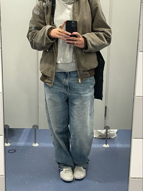 skater jeans bershka, adidas forum low, carhartt jacket | eleonora.simonis on instagram Carharrt Jacket Fit, Bershka Skater Jeans, Carhartt Jacket Outfits, Skater Jeans Outfit, Adidas Forum Low Outfit, Carhartt Aesthetic, Dark Washed Jeans Outfit, Adidas Forums, Letterman Jacket Outfit