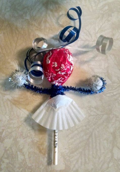 Lollipop cheer favor. Cheerleading Dessert Ideas, Cheerleader Suckers, Cheer Favors Cheerleading Cute Ideas, Cheerleading Party Favors, Cheerleader Lollipops, Cheerleading Snack Ideas, Cheer Dessert Ideas, Cheer Lollipops, Cheer Party Favors