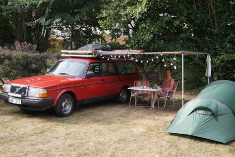 Camping in style in this beautiful Volvo 240 wagon. Why can't this be my life?? Also, the red 240s are really growing on me... #volvo240 Volvo 240 Wagon Camping, Volvo 240 Wagon, Mini Motorhome, Volvo Wagon, Auto Camping, Motorcycle Camping Gear, Volvo Amazon, Motorcycle Camping, Volvo 240