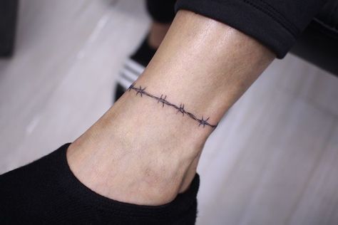 Tattoo Ankle Bracelet, Ankle Cuff Tattoo, Bracelet Tattoos With Names, Ankle Band Tattoo, Barbed Wire Tattoo, Ankle Tattoo For Girl, Wire Tattoo, Tattoo Perna, Barbed Wire Tattoos