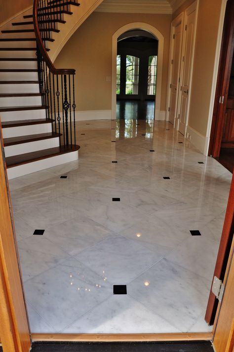 Polished white marble tile with black onyx marble inserts Dream House Entryway, Marble Inlay Floor, White Tile Kitchen Floor, Floor Pattern Design, Marble Floor Pattern, Hall Tiles, House Renovation Design, Entryway Tile, Marble Flooring Design