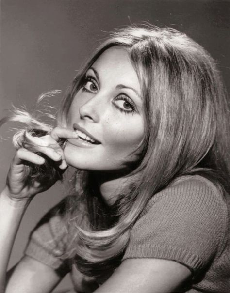 60s Fashion Sharon Tate, 60s Eye Makeup, 70s Horror, 70s Celebrities, 70s Icons, 60s Icons, 60s Makeup, 60s Look, 60s Women