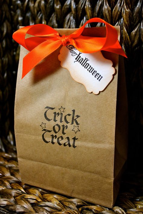 Halloween Goodie Bags, Etsy Halloween, Halloween Eve, Diy Birthday Decorations, Brown Paper Bag, Gift Tag Cards, Theme Halloween, Birthday Diy, Halloween Trick Or Treat