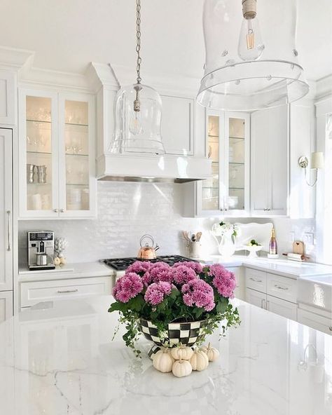 Glam White Kitchen, White Glam Kitchen, Kitchen Flowers, Kitchen Cabinets Models, Glam Kitchen, Simple Kitchen Design, Decor 2023, Rachel Ashwell, Classic Kitchen