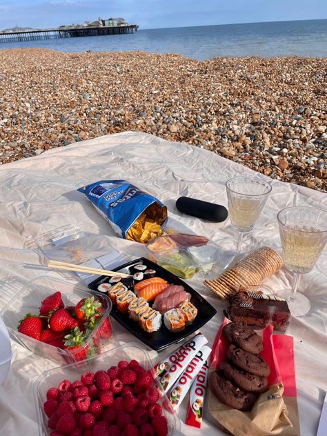 Picnic Food Ideas Beach, Sushi Beach Picnic, Sushi At The Beach, Sushi On The Beach, Beach Meal Ideas, Picnic On The Beach Ideas, Picnic Beach Ideas, Beach Picnic Date Ideas, Sushi Picnic Date