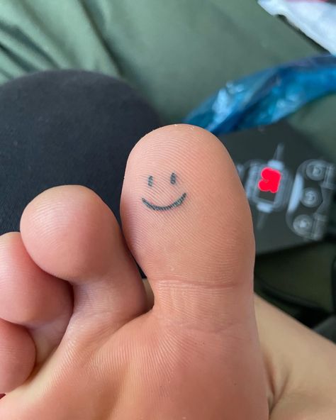 Smiley Face Tattoo, Maching Tattoos, Toe Tattoos, Earthy Tattoos, Stick Tattoo, Stick Poke Tattoo, Bestie Tattoo, Beginner Tattoos, Funky Tattoos