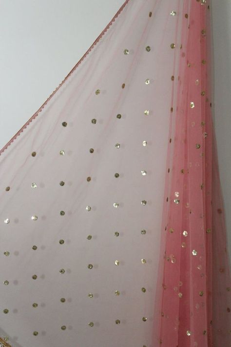 Net Dupatta Designs Ideas, Pink Net Fabric, Bridal Chunni, Dupatta Ideas, Hair Styal, Eid Outfits Ideas, Dupatta Designs Ideas, Duppattas Designs Ideas, Golden Dupatta