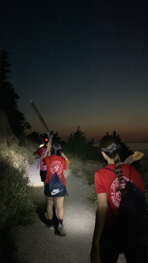 Night Hike Aesthetic, Hike With Friends, 2024 Activities, Friends Exploring, Night Hike, Plot Ideas, Hiking With Friends, Group Camping, Night Hiking