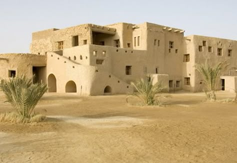 Amazing sand castle in the desert Earthy Architecture, Arabian Architecture, Desert Architecture, Siwa Oasis, Minimalist Furniture Design, Home Gym Design Garage, Desert Resort, Persian Architecture, Mud House