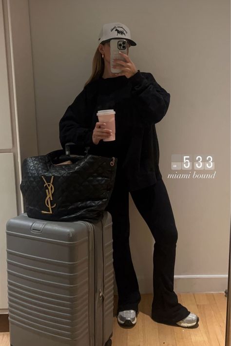 Airport Style Comfy, Plane Outfit Airport Style, Airport Outfit Comfy, Danielle Carolan, Airport Outfit Winter, Cute Airport Outfit, Plane Outfit, Comfy Airport Outfit, Airport Outfit Summer