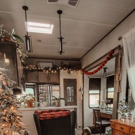 Rv Christmas Decorations Rv Campers, Christmas Rv Decor, Christmas Rv Decorations, Rv Decorated For Christmas, Christmas In An Rv, Christmas Decor Camper, Rv Christmas Decorations, Rv Christmas, Camper Organization Rv Living