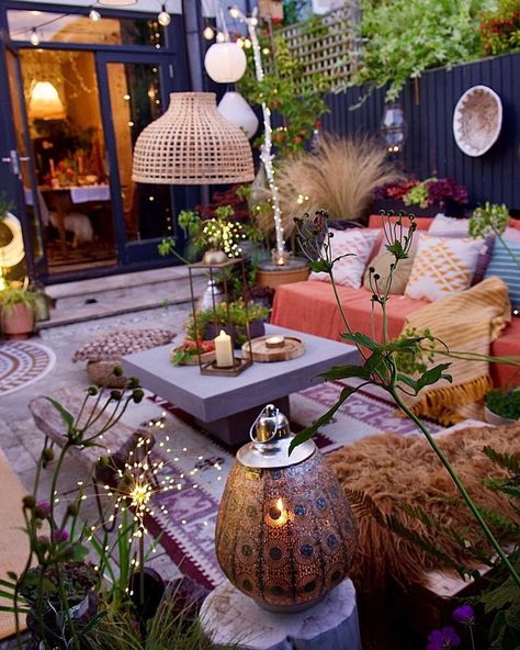 Maximalist porch / patio space with plenty of plants, lighting, pillows, and seating Patio Bohemio, Summer Outdoor Decor, Bohemian Patio, Boho Patio, Boho Outdoor, Cozy Patio, Patio Inspiration, Outdoor Patio Decor, Backyard Patio Designs