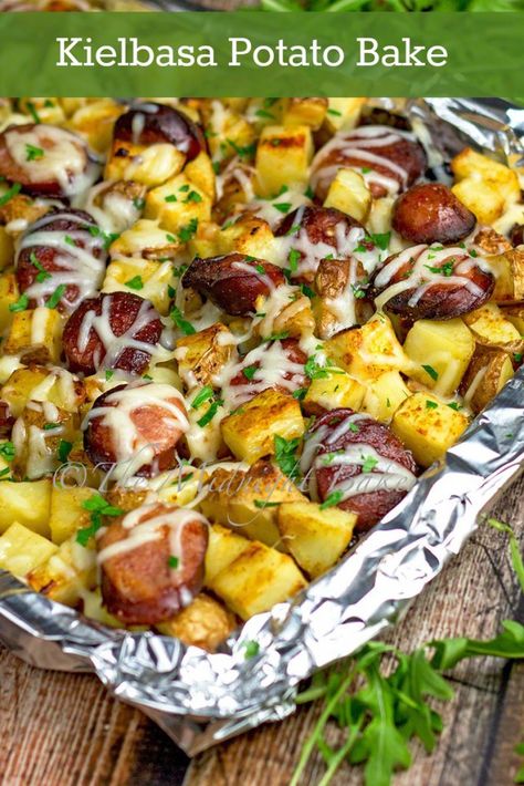 Kielbasa & Potato Gratin | bakeatmidnite.com | #kielbasa #potatoes #easydinners Kielbasa Potatoes, Kielbasa And Potatoes, Kielbasa Recipes, Potato Dinner, Sausage Dishes, Potato Bake, Potato Gratin, Kielbasa, Sheet Pan Recipes