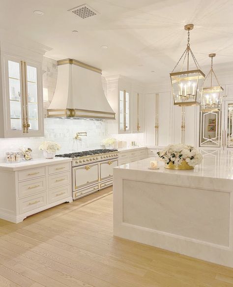 Kitchen With Off White Cabinets, Luxury White Kitchens, Luxury White Kitchen, Glam Kitchen, Aesthetic Interior Design, Elegant Kitchen Design, Kitchen Updates, Dream Kitchens Design, White Kitchen Design