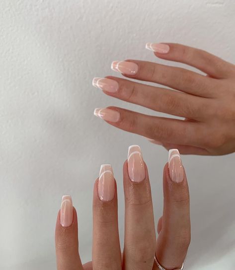 French Manicure Outline Nails, Short Outlined French Tip Nails, French Nail Outline, French Nails Outline, French Tips Outline, French Tip Outline Nails, Outlined French Tip Nails, Outlined French Tip, French Outline Nails