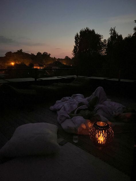 star gazing, warm night, couple, couple goals, night aesthetic, aesthetic couple, date, cozy, bed, rooftop Star Gazing Rooftop, Roof Date Aesthetic, Aesthetic Stargazing Date, Star Gazing Party Ideas, Cozy Date Aesthetic, Star Gazing Picnic, Star Gazing Date Aesthetic, Star Watching Date, Rooftop Stargazing Aesthetic